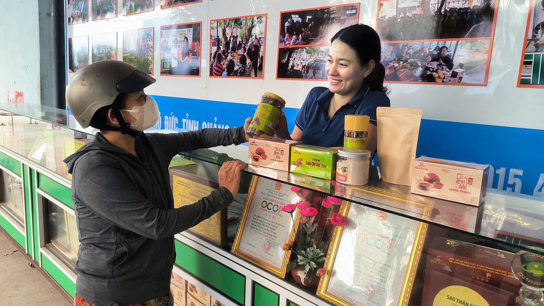 5-quay-gioi-thieu-va-ban-san-pham-ocop-cua-htx-sx-va-kd-nam-duc-nhuan-huyen-mo-1753258332.jpg
