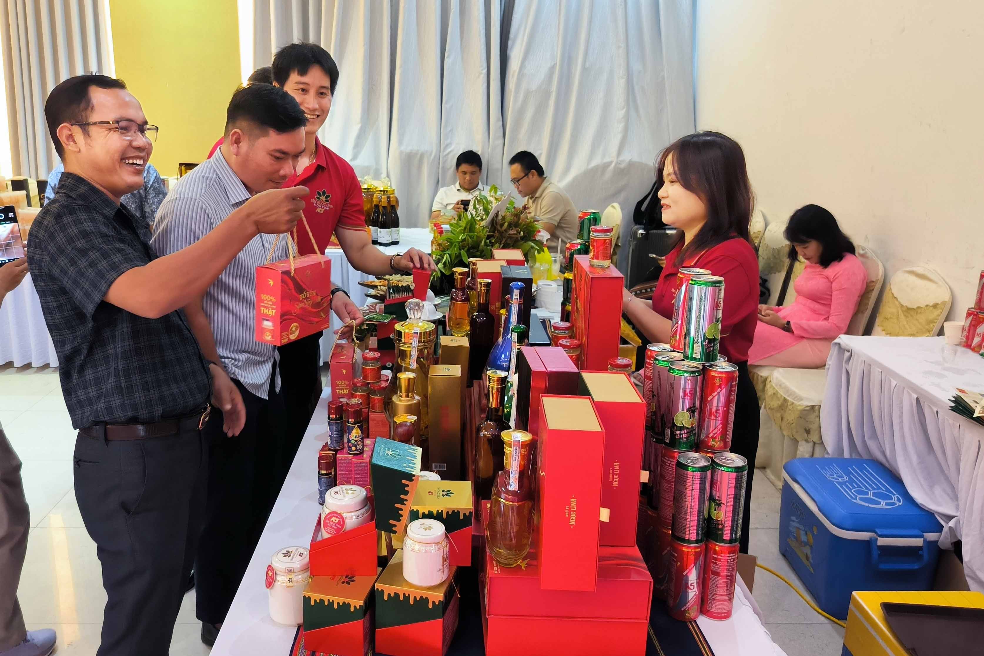 8-quay-trung-bay-ban-cac-san-pham-ocop-san-xuat-tu-sam-ngoc-linh-kon-tum-1753258331.jpg