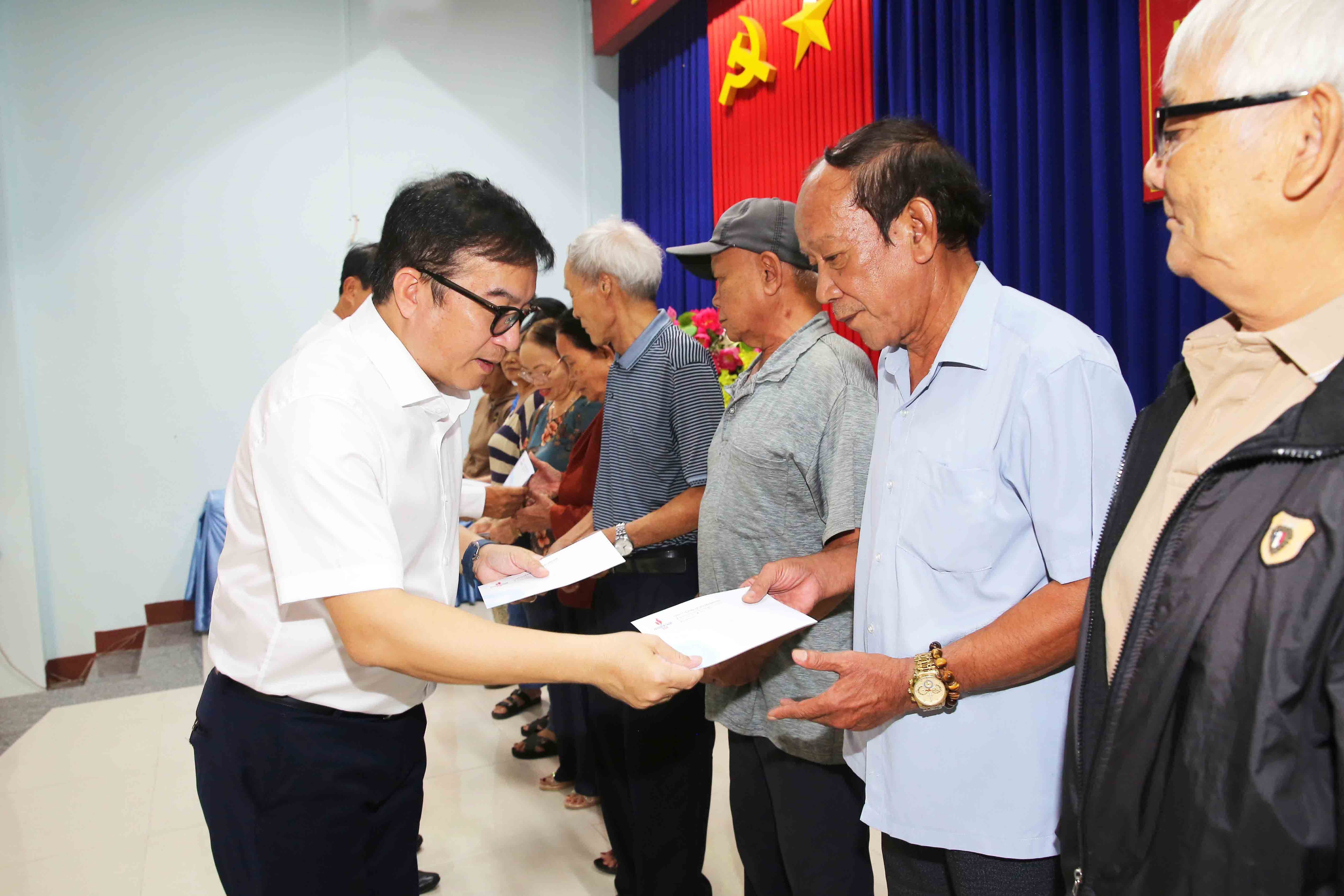 1tong-giam-doc-bsr-nguyen-viet-thang-trao-qua-cho-cac-thuong-benh-binh-tai-phuong-nghia-lo-tinh-quang-ngai-1753347552.jpg