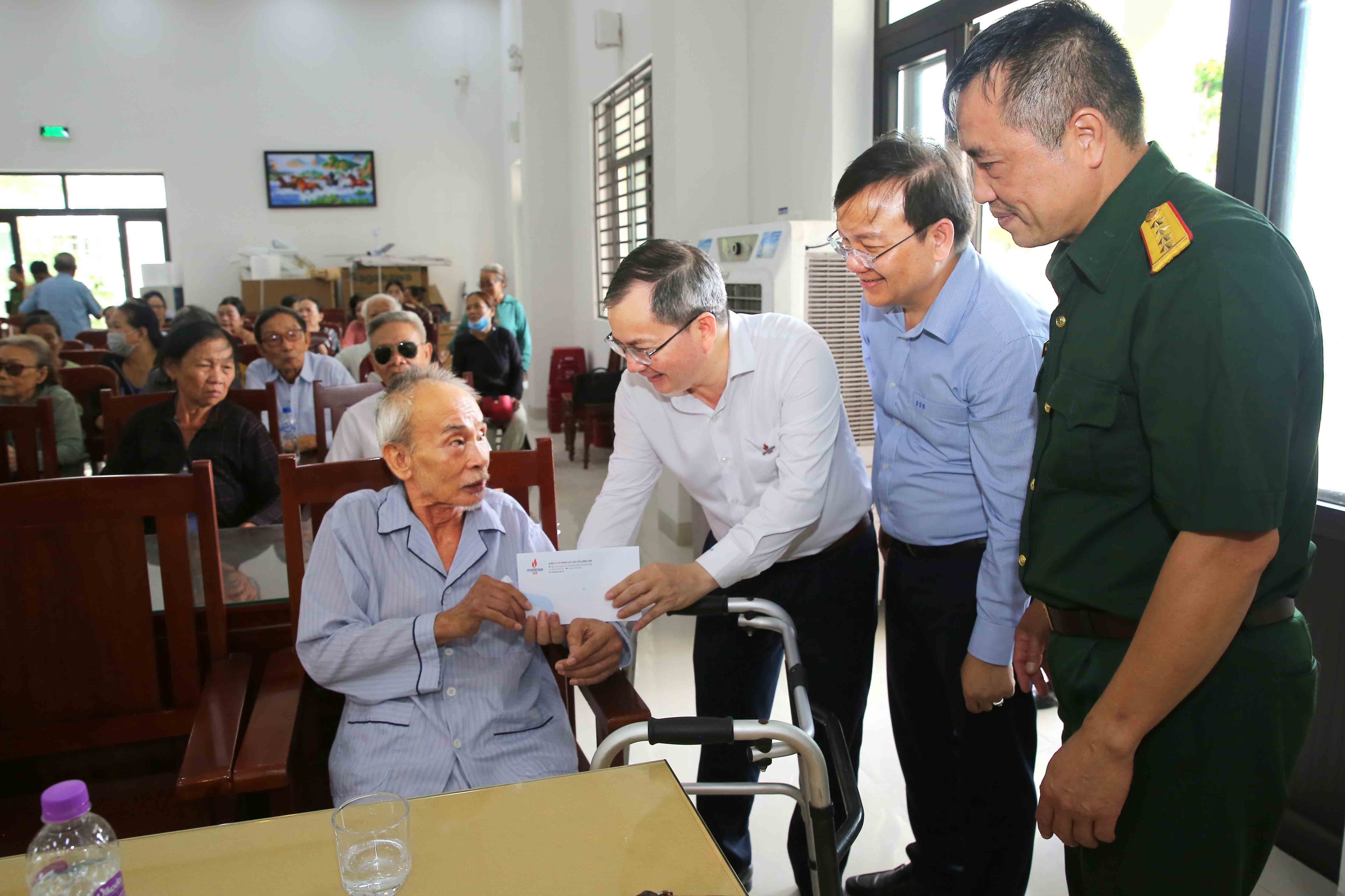 3-bsr-tri-an-tang-qua-bac-benh-binh-phuong-truong-quang-trong-tinh-quang-ngai-1753347552.jpg
