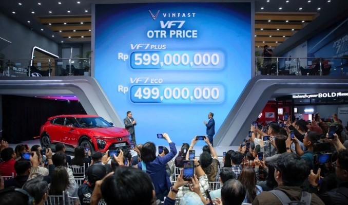 Doanh nhân trẻ Indonesia hết lời khen VinFast VF 7: ‘Rất thể thao, thời thượng và đậm chất châu Âu’ ảnh 2