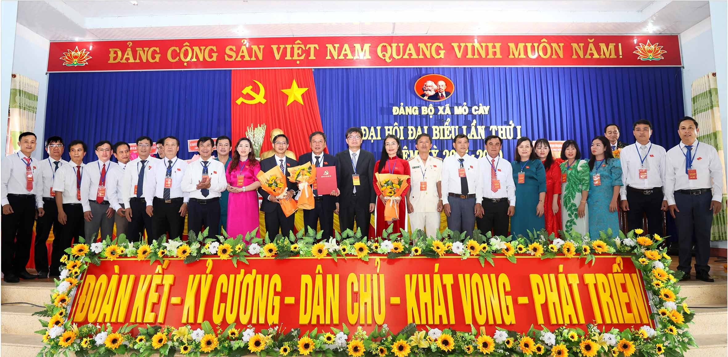2pho-chu-tich-hdnd-tinh-quang-ngai-nguyen-the-hai-trao-quyet-dinh-va-tang-hoa-chuc-mung-ban-chap-hanh-dang-bo-xa-mo-cay-nhiem-ky-2025-2030-1753433699.jpg