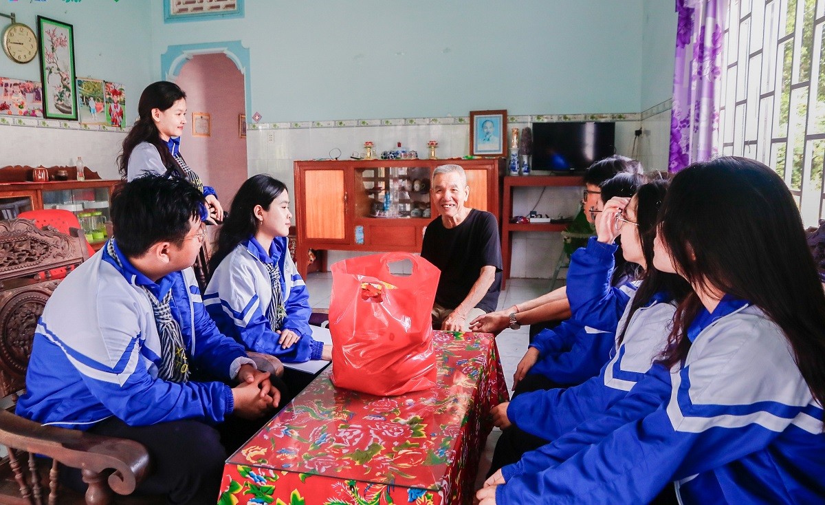 sinh-vien-ulaw-vun-dap-truyen-thong-uong-nuoc-nho-nguon-1-1753500756.jpg
