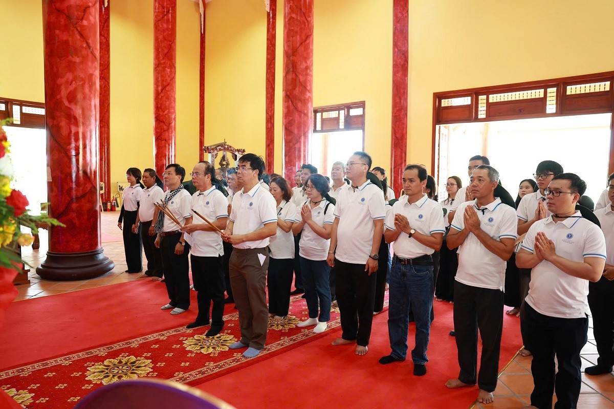 sinh-vien-ulaw-vun-dap-truyen-thong-uong-nuoc-nho-nguon-2-1753500756.jpg