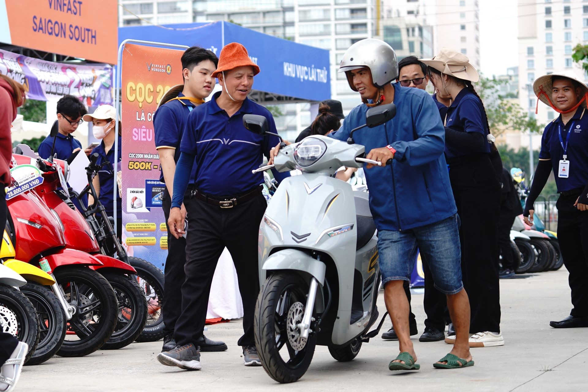 Người dùng Việt đổi xăng lấy điện: ‘Xe máy điện VinFast vận hành êm, chi phí tiết kiệm’ ảnh 5