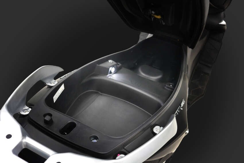 Đại chiến Honda SH, ‘chiến thần xe ga’ 333cc mới ra mắt với giá cực rẻ, có đủ cả ABS 2 kênh và TCS ảnh 7