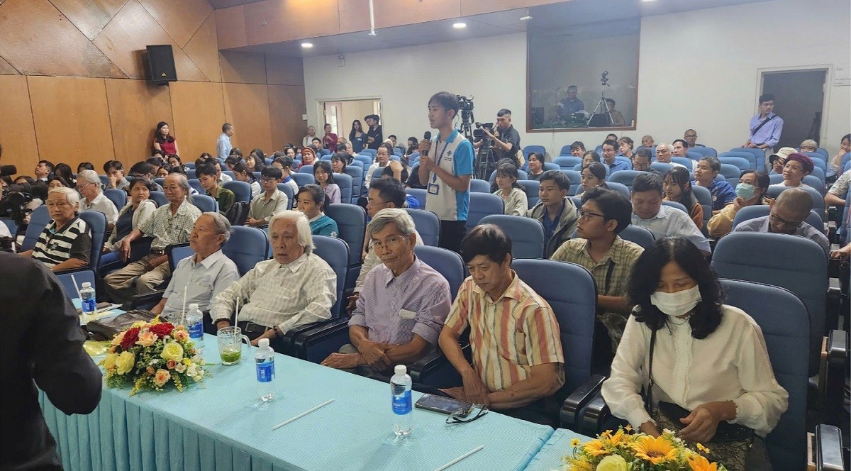 khach-moi-toa-dam-tho-ca-tran-nhan-tong-va-su-khoi-dau-cua-van-chuong-tieng-viet-1753728205.jpg