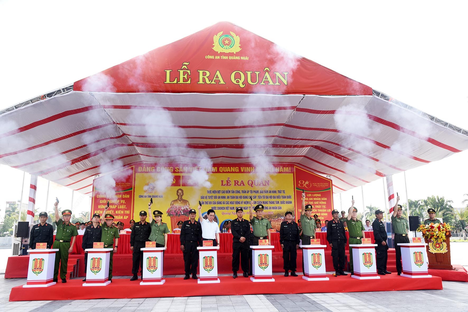 4a-chu-tich-ubnd-tinh-quang-ngai-nguyen-hoang-giang-cung-cac-dong-chi-lanh-dao-cong-an-tinh-phat-lenh-ra-quan-1754036112.jpg