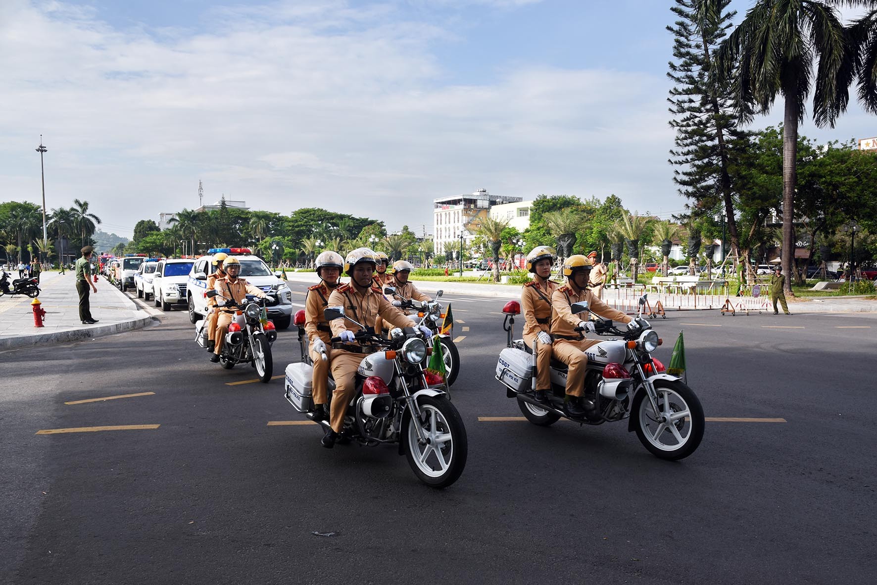 5a-cac-luc-luong-cong-an-tinh-ra-quan-tren-tuyen-duong-pham-van-dong-o-phuong-cam-thanh-1754036113.jpg