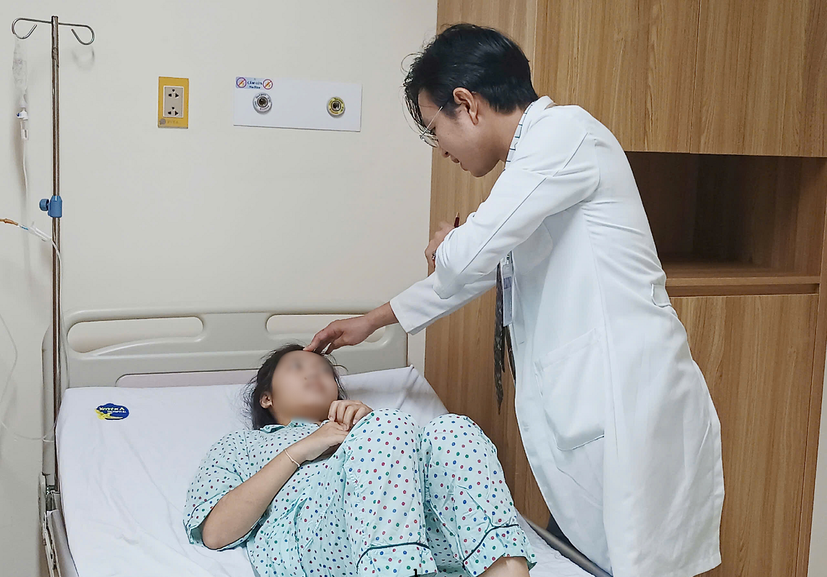 co-gai-19-tuoi-mo-mat-vi-u-so-hau-lon-chen-ep-day-than-kinh-1-1754060909.png