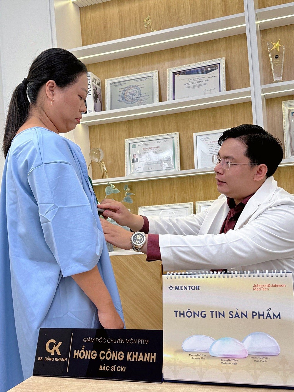 bac-si-phau-thuat-tham-my-hong-cong-khanh-tham-kham-cho-khach-hang-1754539969.jpg