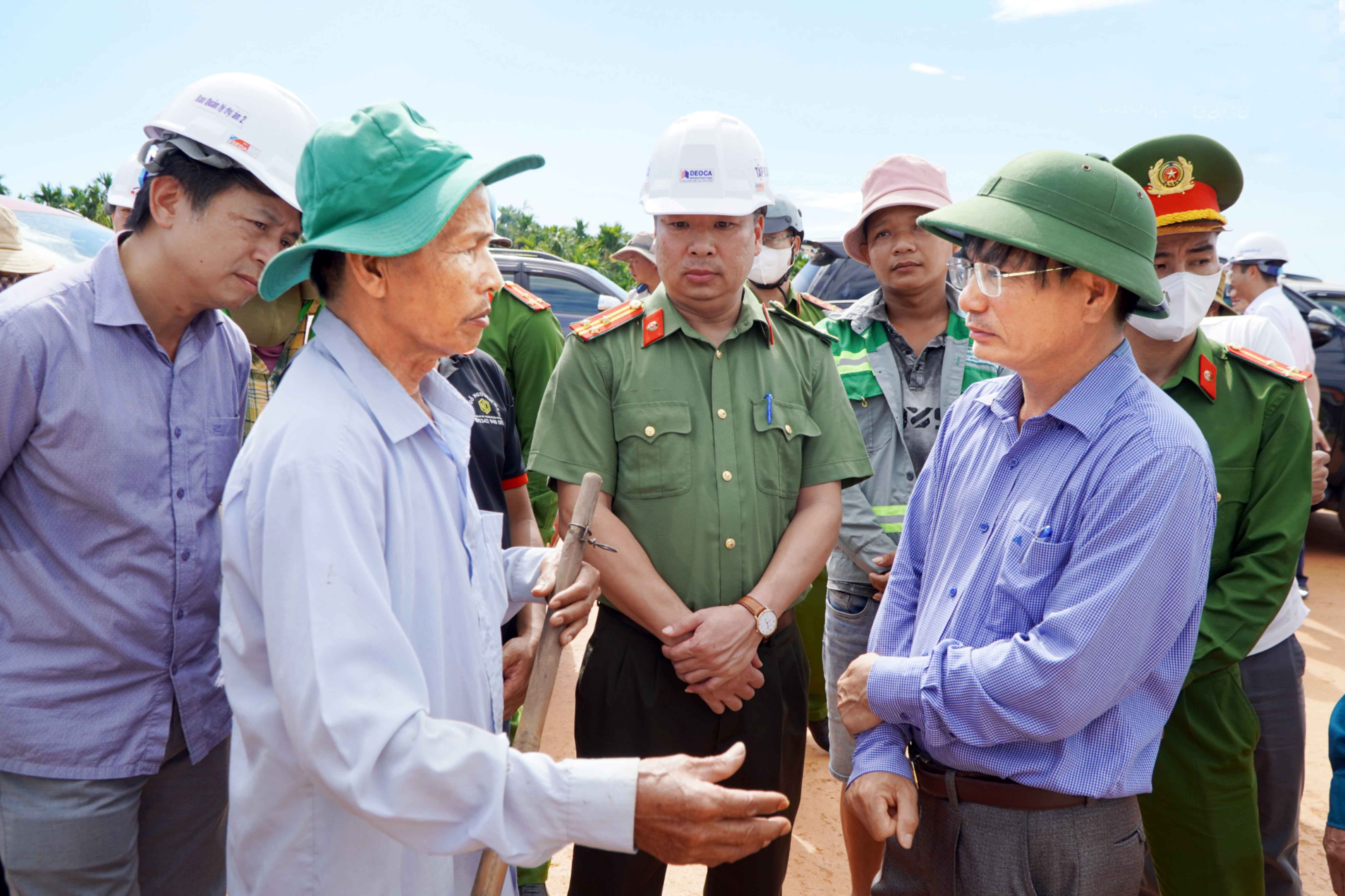 pho-chu-tich-ubnd-tinh-nguyen-ngoc-sam-lang-nghe-phan-anh-cua-nguoi-dan-xa-phuoc-giang-ve-tinh-hinh-thi-cong-cao-toc-quang-ngai-hoai-nhon-1754558078.jpg