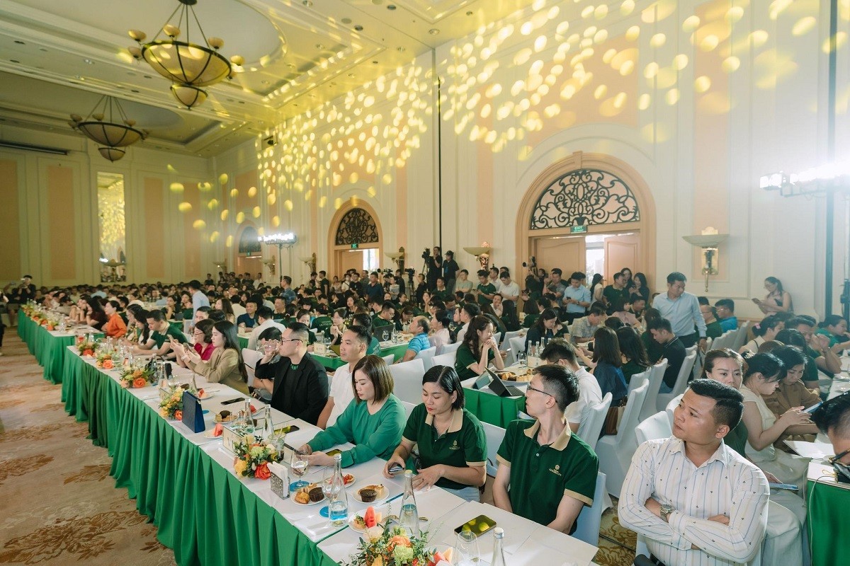 nha-dau-tu-tham-du-su-kien-rap-can-mat-troi-1-1754901327.jpg
