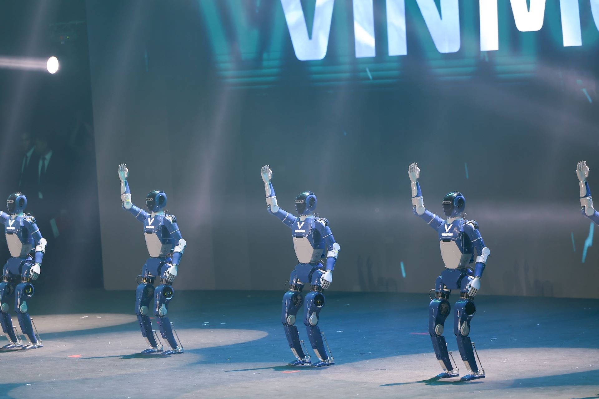 Chủ tịch VinMotion tiết lộ bí mật sau màn nhảy múa gây bão của dàn robot hình người Make in Vietnam ảnh 2