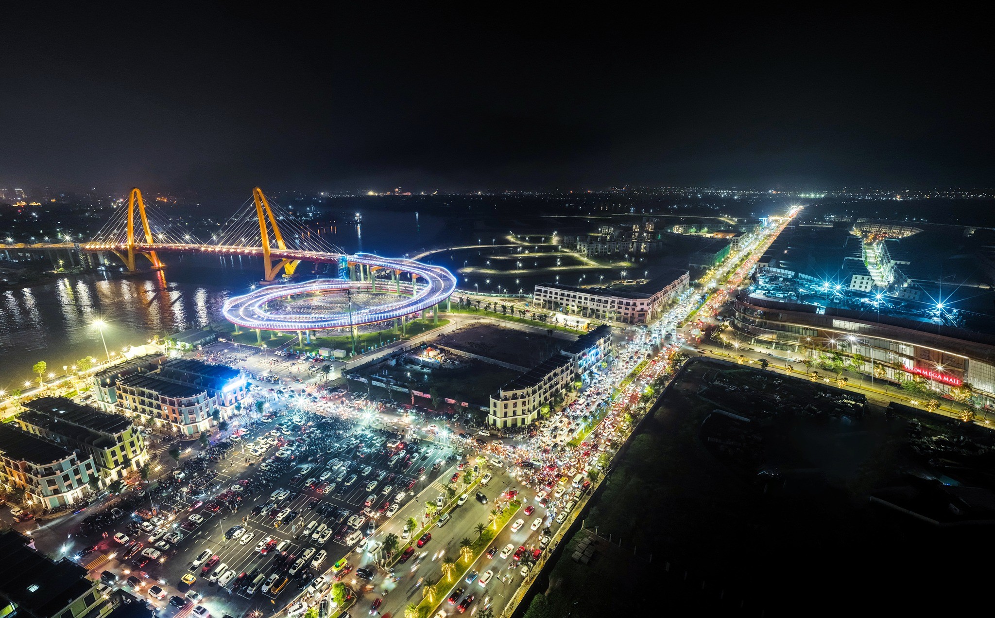cau-hoang-gia-thong-xe-1755215937.jpg