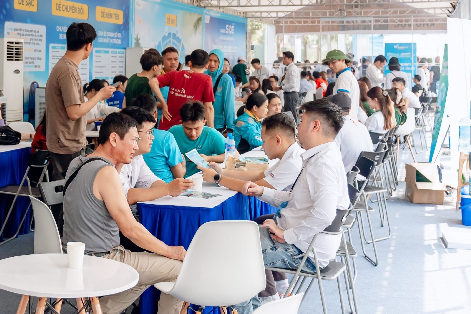 Đổi xe xăng cũ lấy xe điện VinFast tại Hà Nội: Tài xế dịch vụ nhận ưu đãi kép với Limo Green ảnh 1