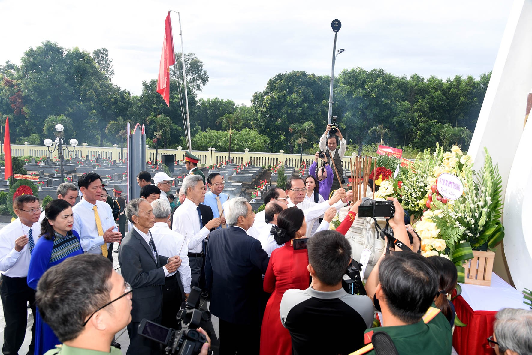 1a-cac-dong-chi-lanh-dao-tinh-uy-h-dnd-ubnd-ubmttqvn-tinh-vieng-cac-anh-hung-liet-si-tai-nghia-trang-van-tuong-truoc-le-ky-niem-1755521485.jpg