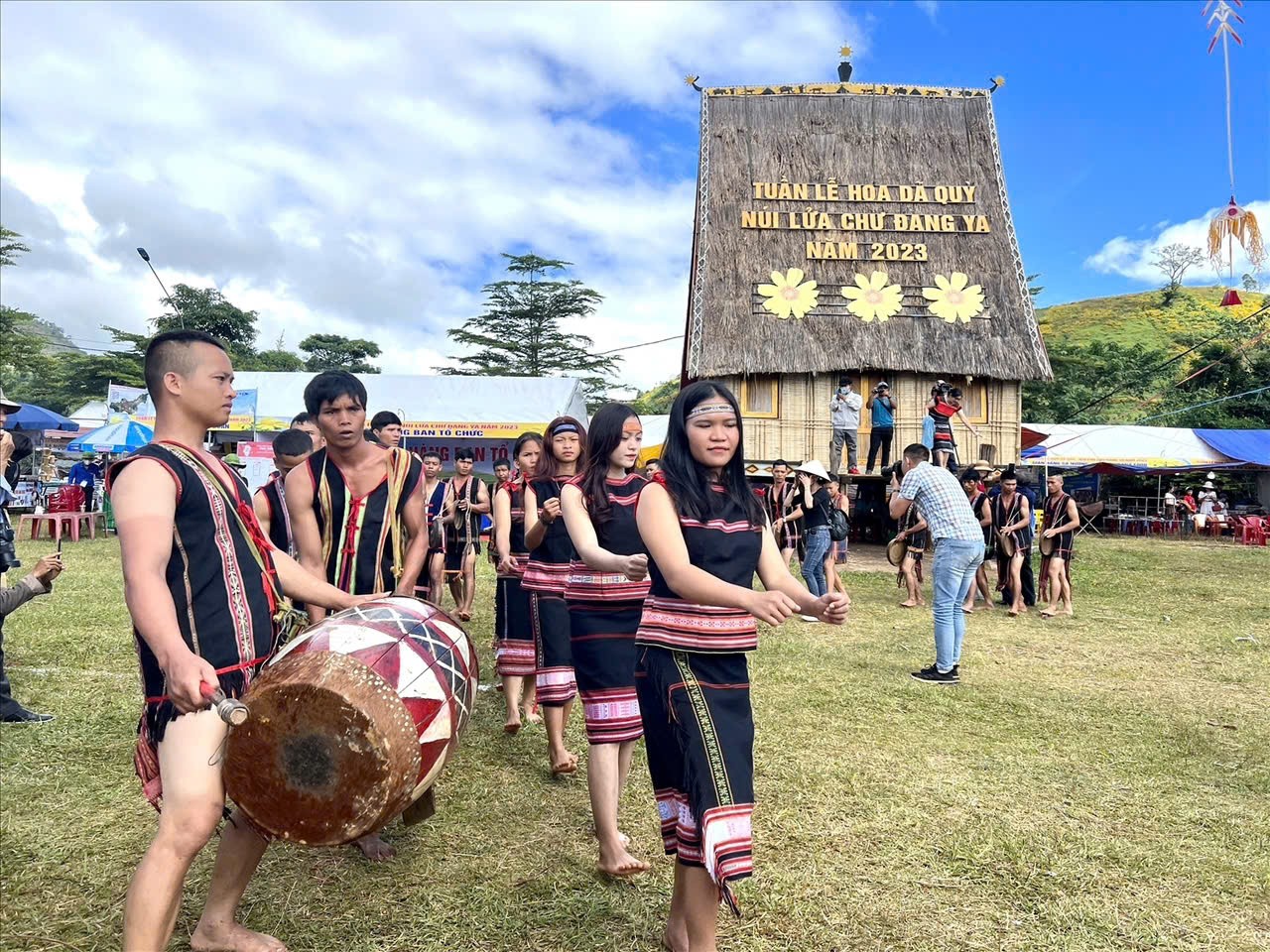 2-ba-con-dong-bao-jrai-mung-vui-cong-chiengn-nhung-ngay-hoi-o-nha-rong-lang-ia-gri-1755491966.jpg