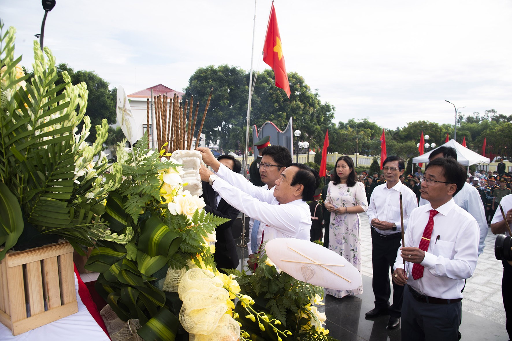 4a-lanh-dao-xa-van-tuong-vieng-cac-anh-hung-liet-si-tai-nghia-trang-liet-si-van-tuong-1755521486.jpg