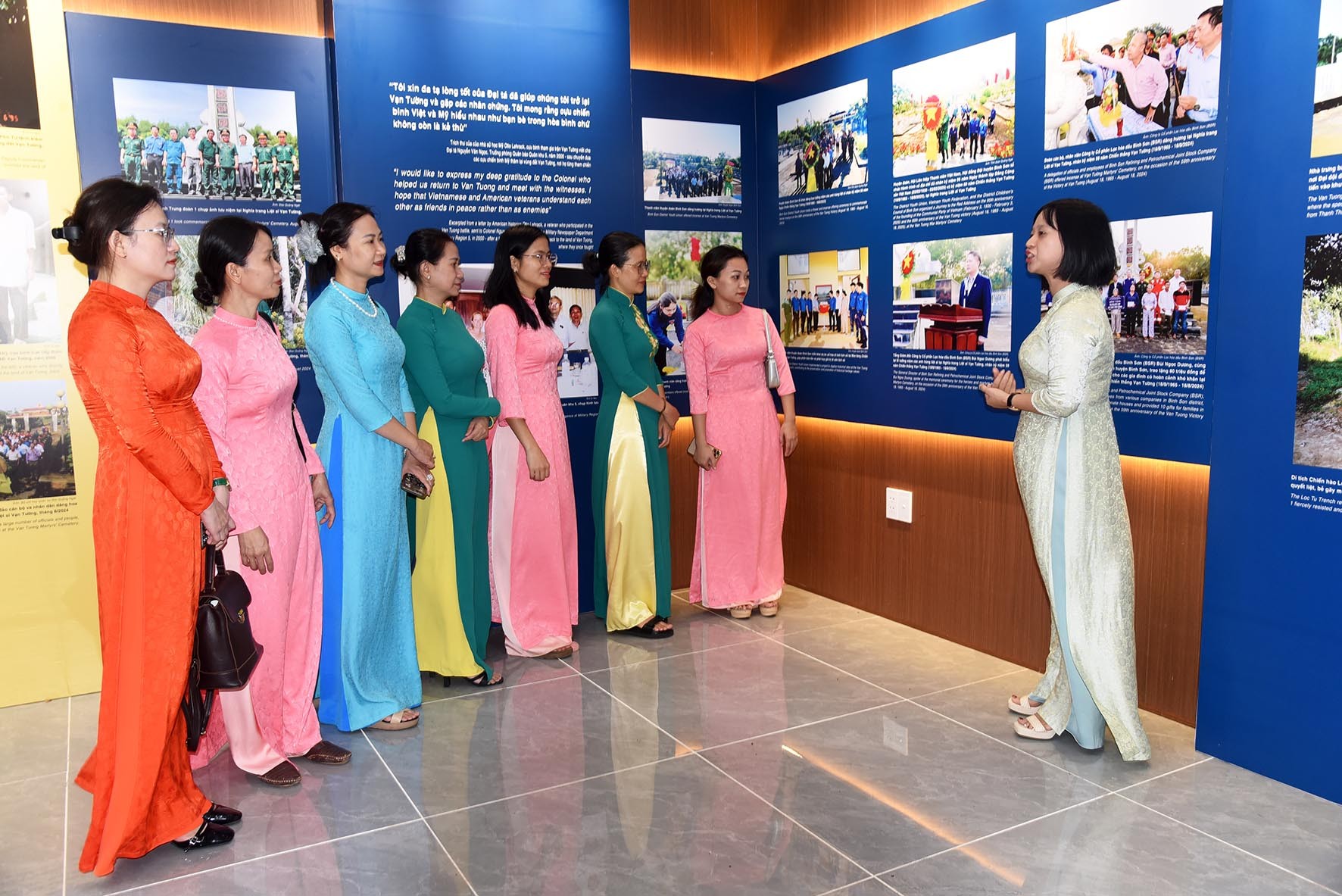 7a-cac-dai-bieu-xem-nghe-tuyet-minh-tai-phong-trung-bay-hinh-anh-hien-vat-tran-chien-thang-van-tuong-1755521485.jpg