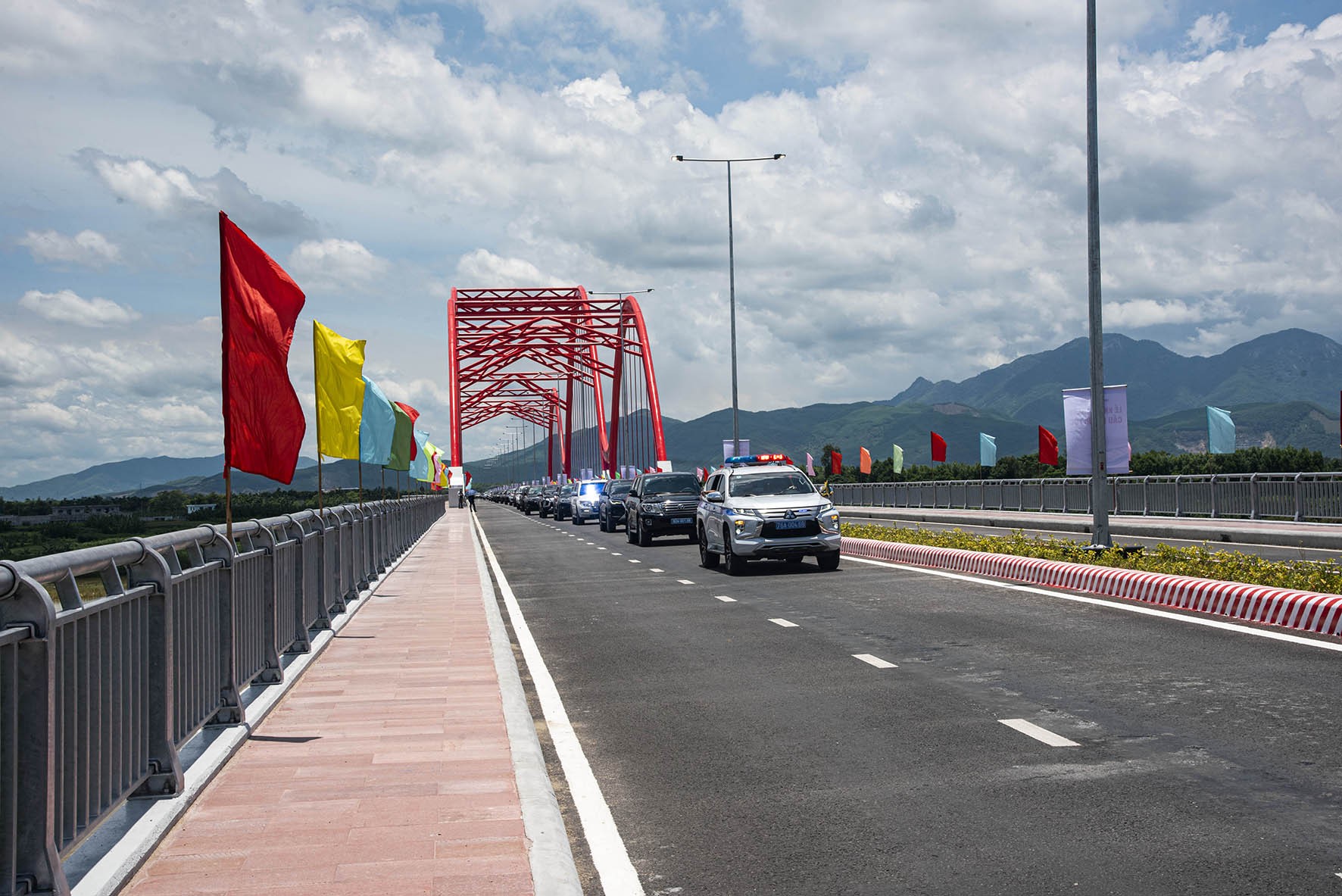 12a-dsc-7863-doan-xe-cua-lanh-dao-tinh-thong-xe-dau-tien-quan-cau-phuoc-loc-1755592435.jpg