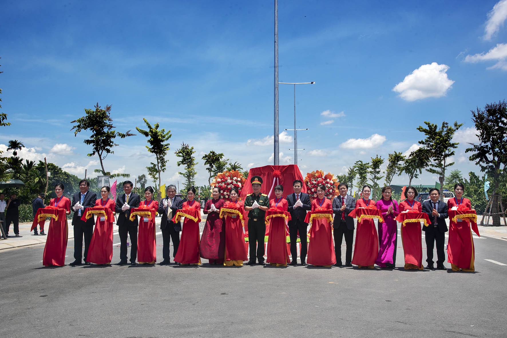 8a-dsc-7836-cac-dong-chi-lanh-dao-tinh-cat-bang-khanh-thanh-cau-phuoc-loc-dua-vao-su-dung-1755592435.jpg