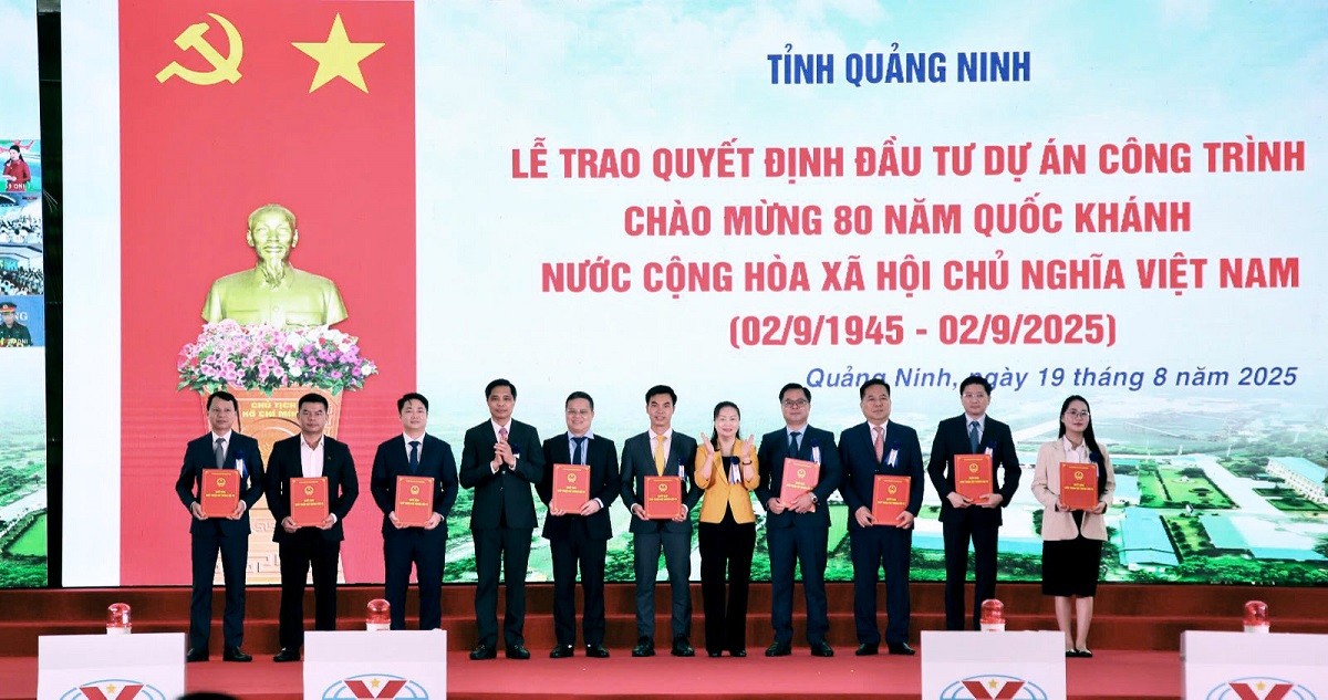 quang-ninh-trao-quyet-dinh-dau-tu-du-an-cong-trinh-1755612691.jpg