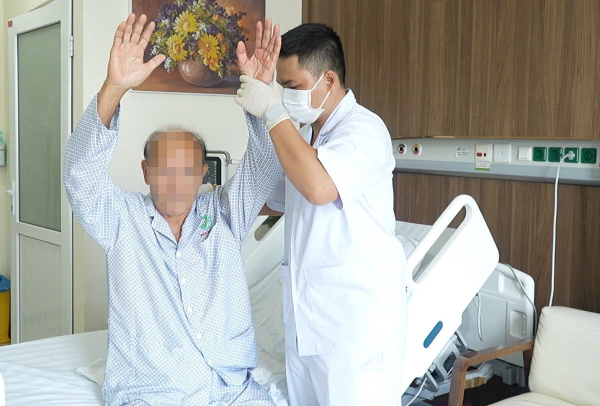 nguoi-dan-ong-74-tuoi-hoi-sinh-ngoan-muc-sau-95-phut-ngung-tim-1755693651.jpg
