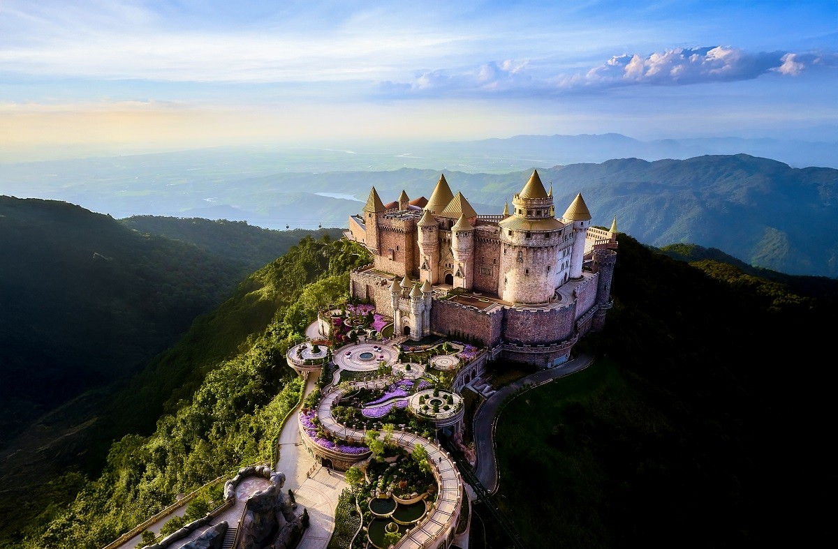 lau-dai-mat-trang-sun-world-ba-na-hills-1755941134.jpg
