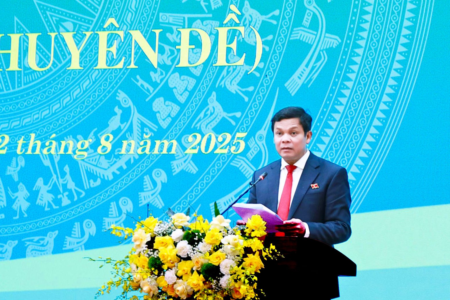 pho-bi-thu-tinh-uy-chu-tich-hdnd-tinh-quang-ngai-nguyen-duc-tuy-phat-bieu-tai-ky-hop-1755917620.jpg