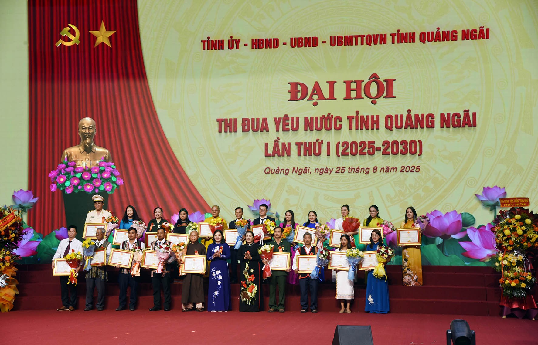 11-dsc-8097-dong-chi-dinh-thi-hong-minh-pho-bi-thu-tinh-uy-va-dong-chi-y-ngoc-pcttt-ubnd-tinh-trao-bang-khen-cho-cac-ca-nhan-1756114548.jpg
