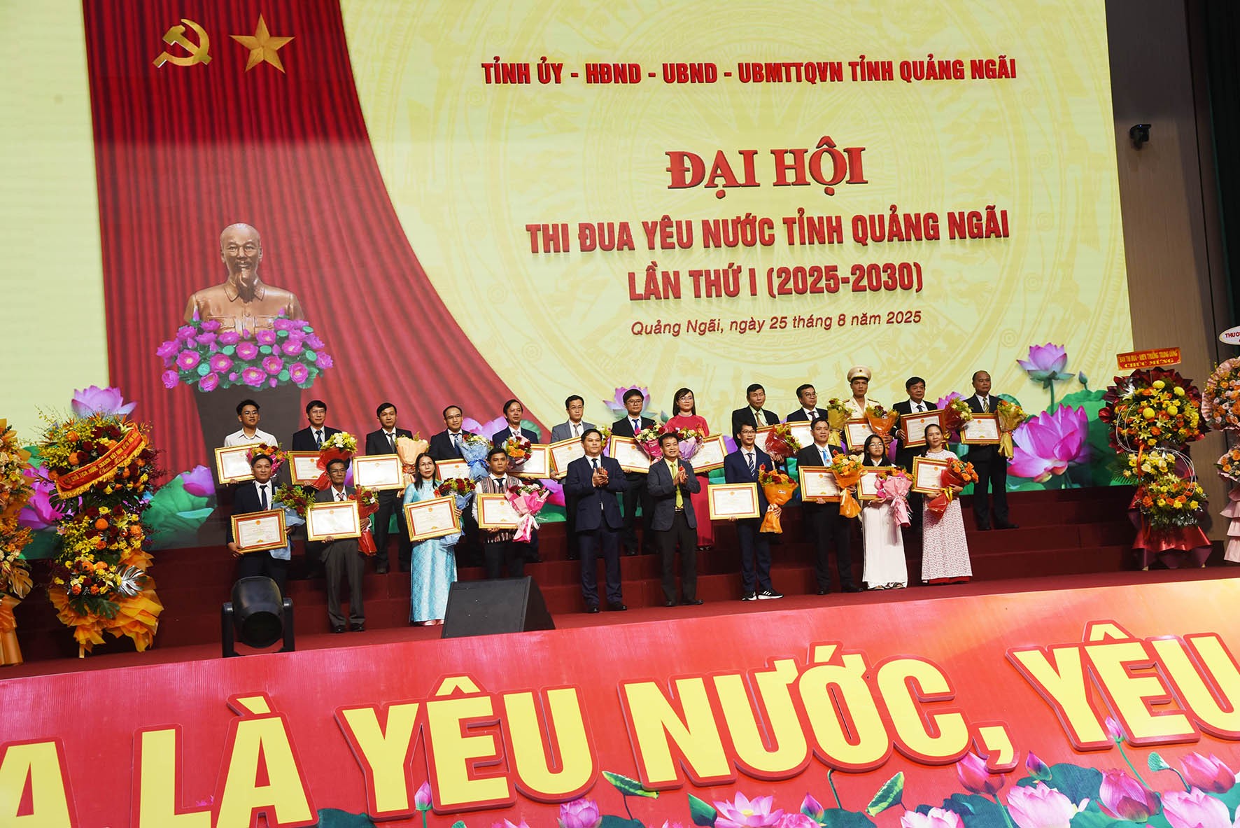 12-dsc-8130-lanh-dao-hdnd-tinh-va-ubnd-tinh-trao-bang-khen-cho-cac-ca-nhan-dat-thanh-tich-xuat-sac-trong-phong-trao-thi-dua-1756114549.jpg
