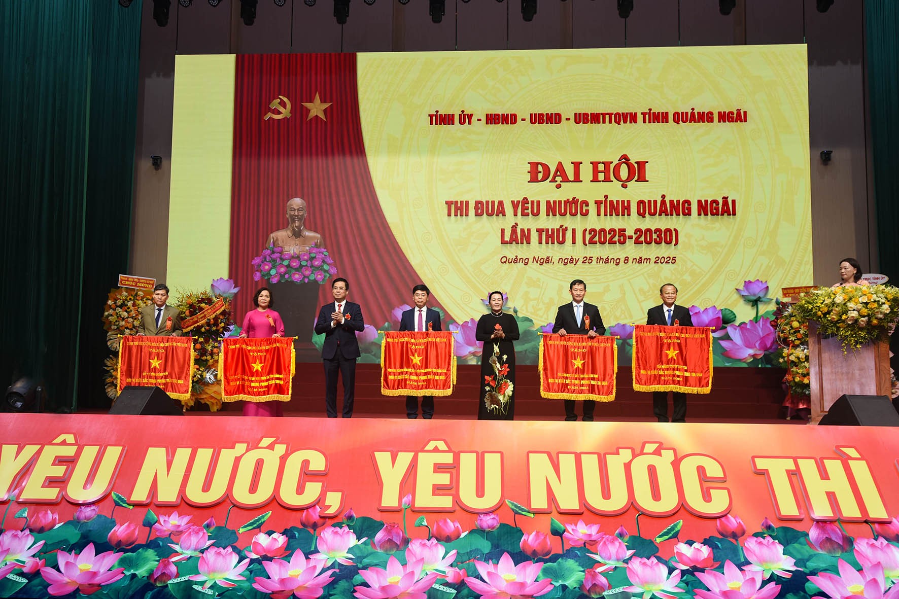 8-dsc-8033-trao-co-thi-dua-cua-chinh-phu-cho-5-don-vi-xuat-sac-1756114549.jpg