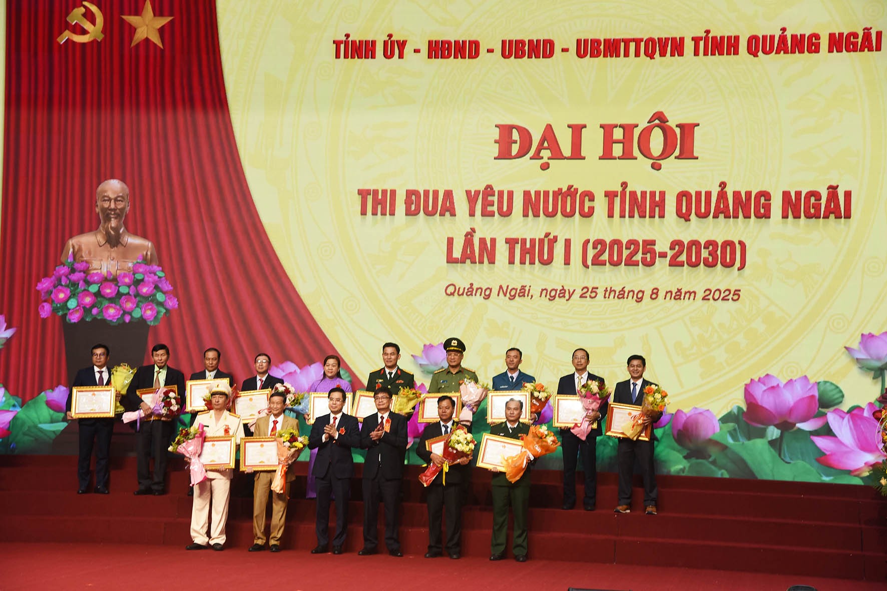 9-dsc-8058-chu-tich-va-pct-ubnd-tinh-trao-tang-bang-khen-cua-ubnd-tinh-cho-cac-ca-nhan-co-thanh-tich-xuat-sac-trong-phong-trao-thi-dua-1756114548.jpg