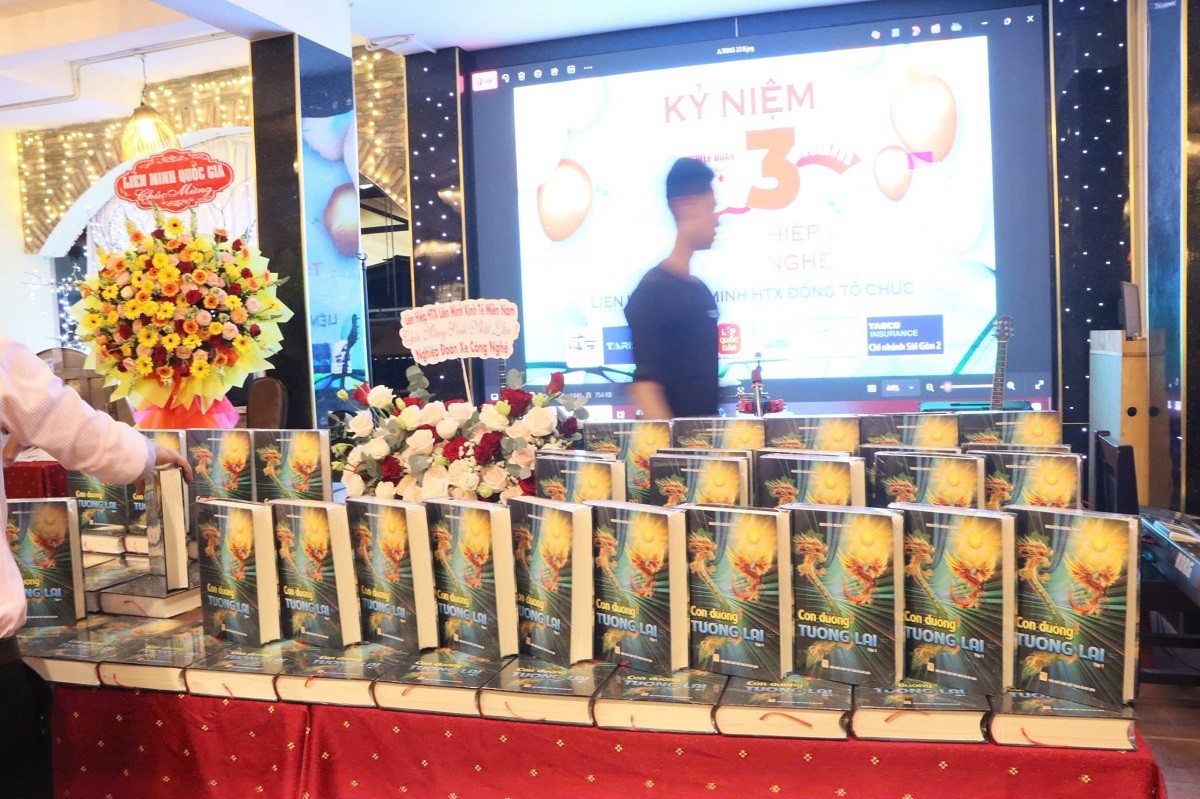 sach-con-duong-tuong-lai-nha-van-nguyen-xuan-tuan-1756126838.jpg
