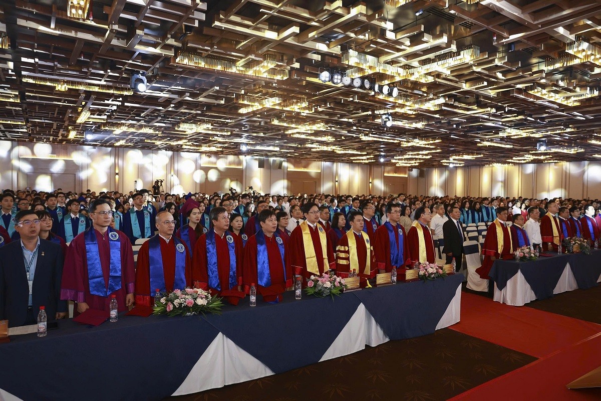 ulaw-trao-bang-tot-nghiep-cho-gan-1600-cu-nhan-chinh-quy-nam-2025-1-1756081040.jpg