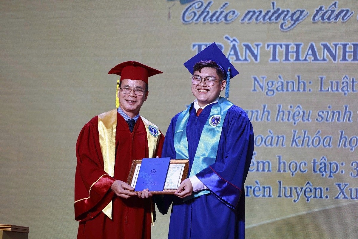 Ulaw trao bằng tốt nghiệp cho gần 1.600 cử nhân chính quy năm 2025