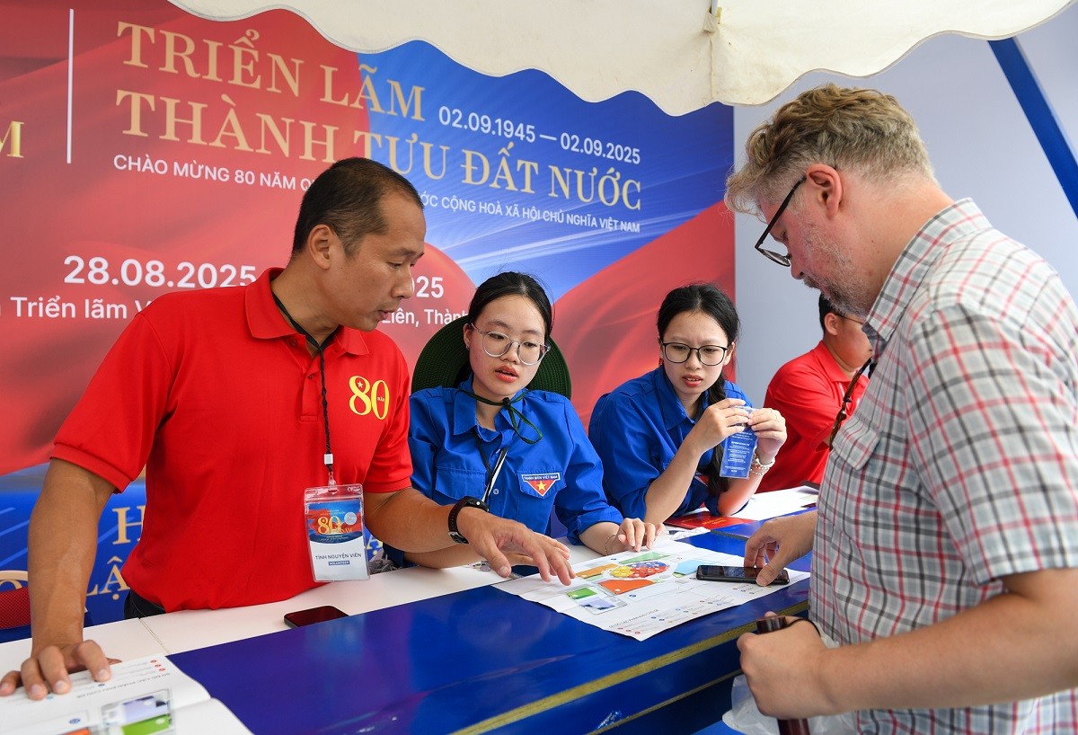 7-du-khach-quoc-te-trien-lam-thanh-tuu-dat-nuoc-1756687295.jpg