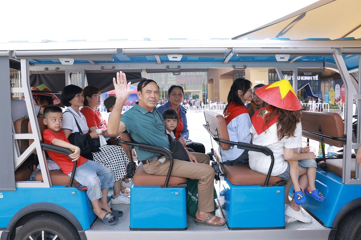 8-xe-dien-noi-khu-trien-lam-thanh-tuu-dat-nuoc-1756687339.JPG