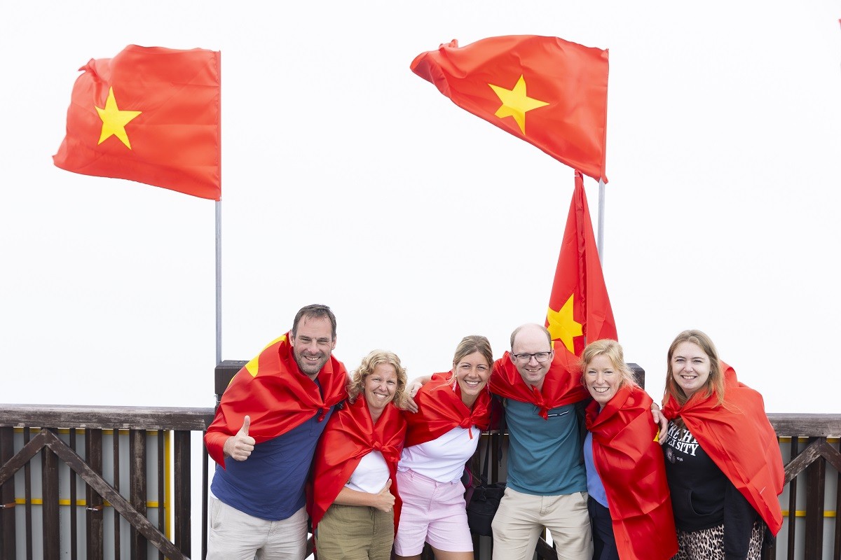 khach-quoc-te-tren-dinh-fansian-dip-2-9-1756710427.jpg