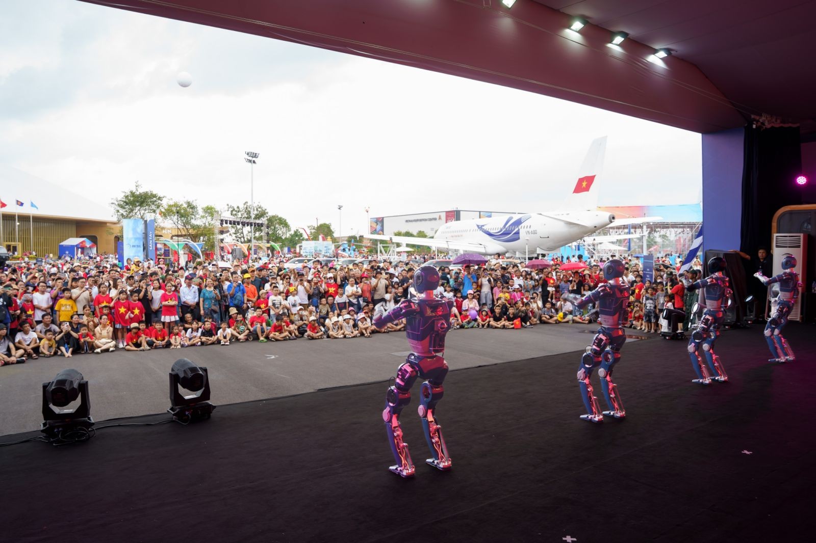 3-robot-hinh-nguoi-100-make-in-vietnam-cua-vinmotion-1756899167.jpg