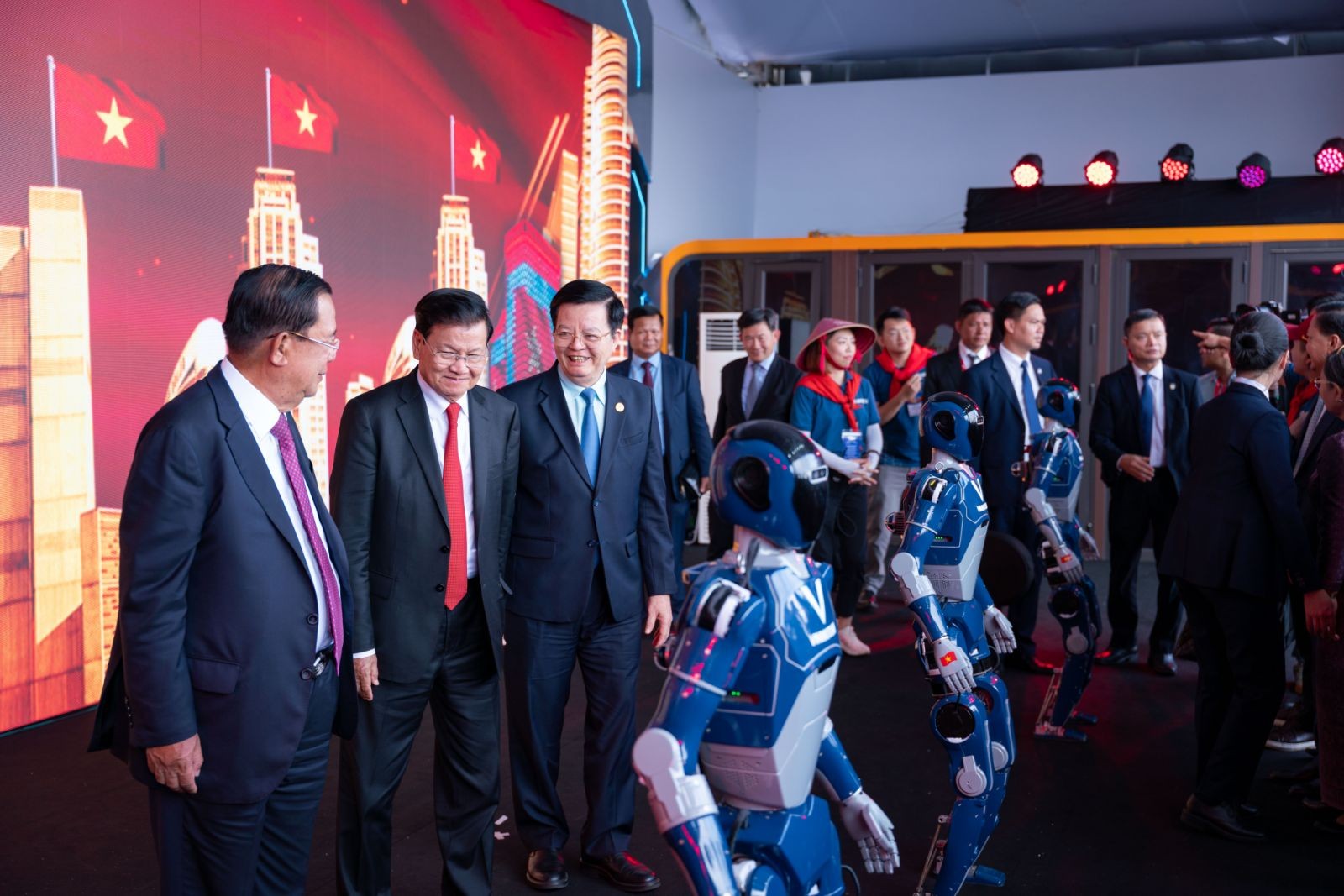 7-trung-tam-trien-lam-viet-nam-don-cac-doan-khach-cap-cao-1756899167.jpg