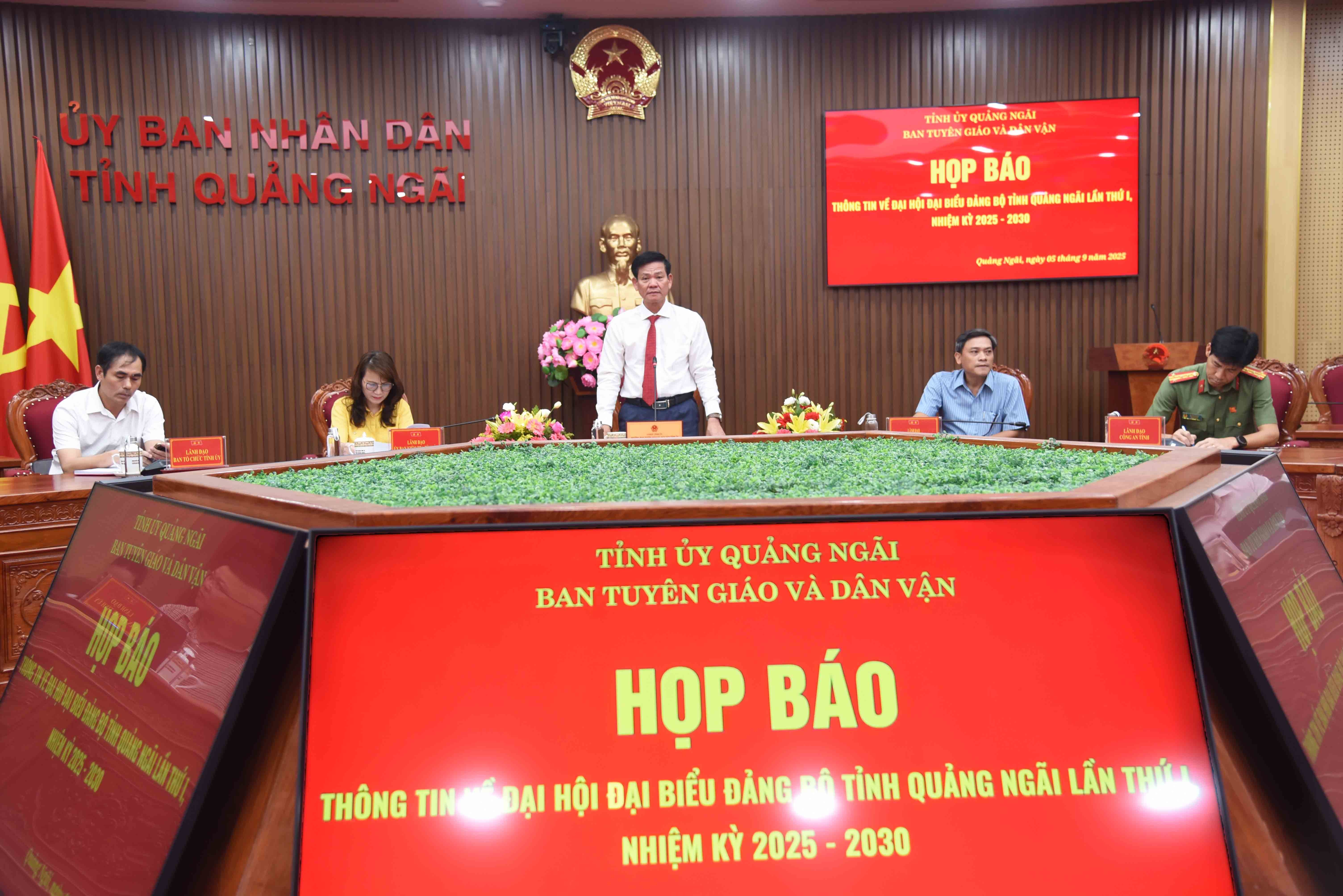2-dong-chi-ngo-van-trong-truong-ban-tuyen-giao-va-dan-van-quang-ngai-phat-bieu-tai-cuoc-hop-bao-1757146715.jpg