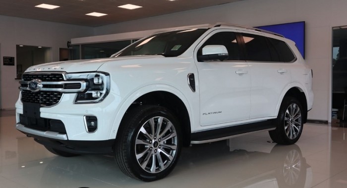 Tin xe hot 9/9: Hạ gục Hyundai Santa Fe và Toyota Fortuner, giá lăn bánh Ford Everest giảm cực mạnh ảnh 1