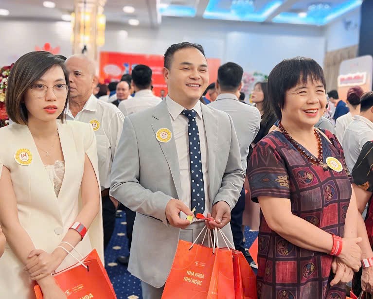 14-doanh-nhan-nguyen-hong-dang-su-kien-ky-niem-18-nam-thanh-lap-nha-khoa-nhu-ngoc-1757483831.jpg