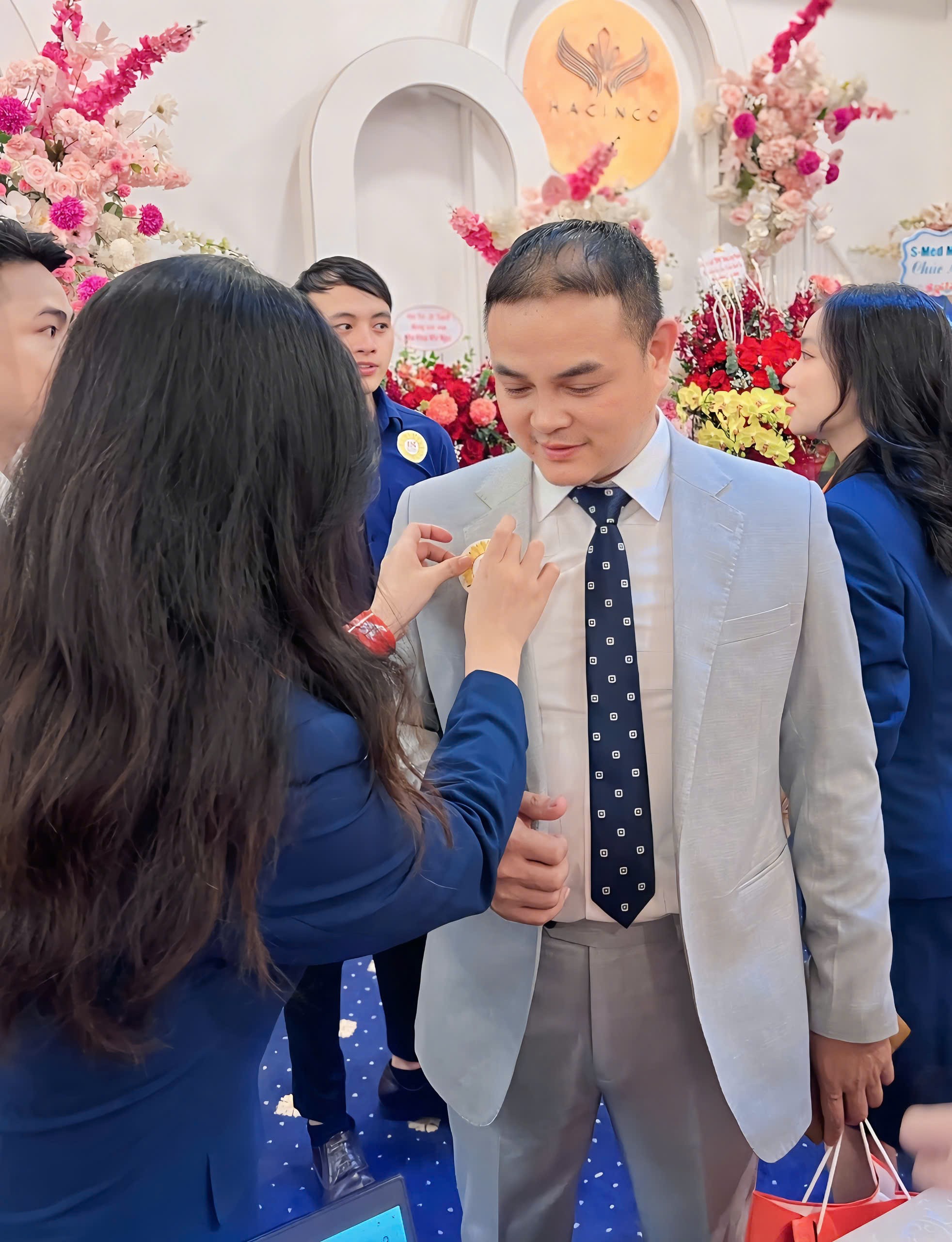 6-doanh-nhan-nguyen-hong-dang-su-kien-ky-niem-18-nam-thanh-lap-nha-khoa-nhu-ngoc-1757483837.jpg