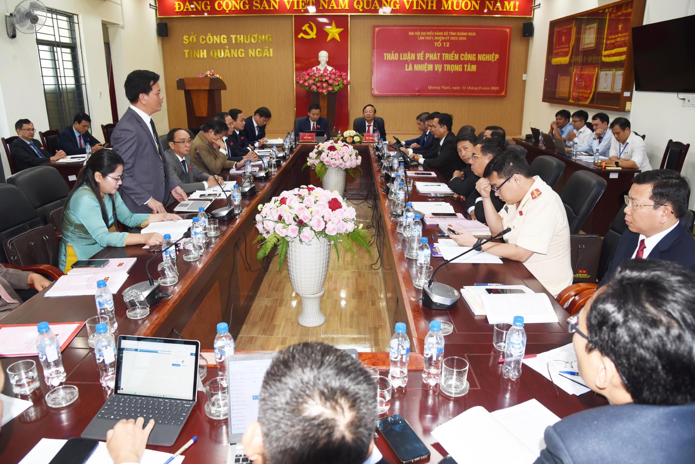 13-thao-luan-ve-phat-trien-cong-nghiep-la-nhiem-vu-trong-tam-1757602008.jpg