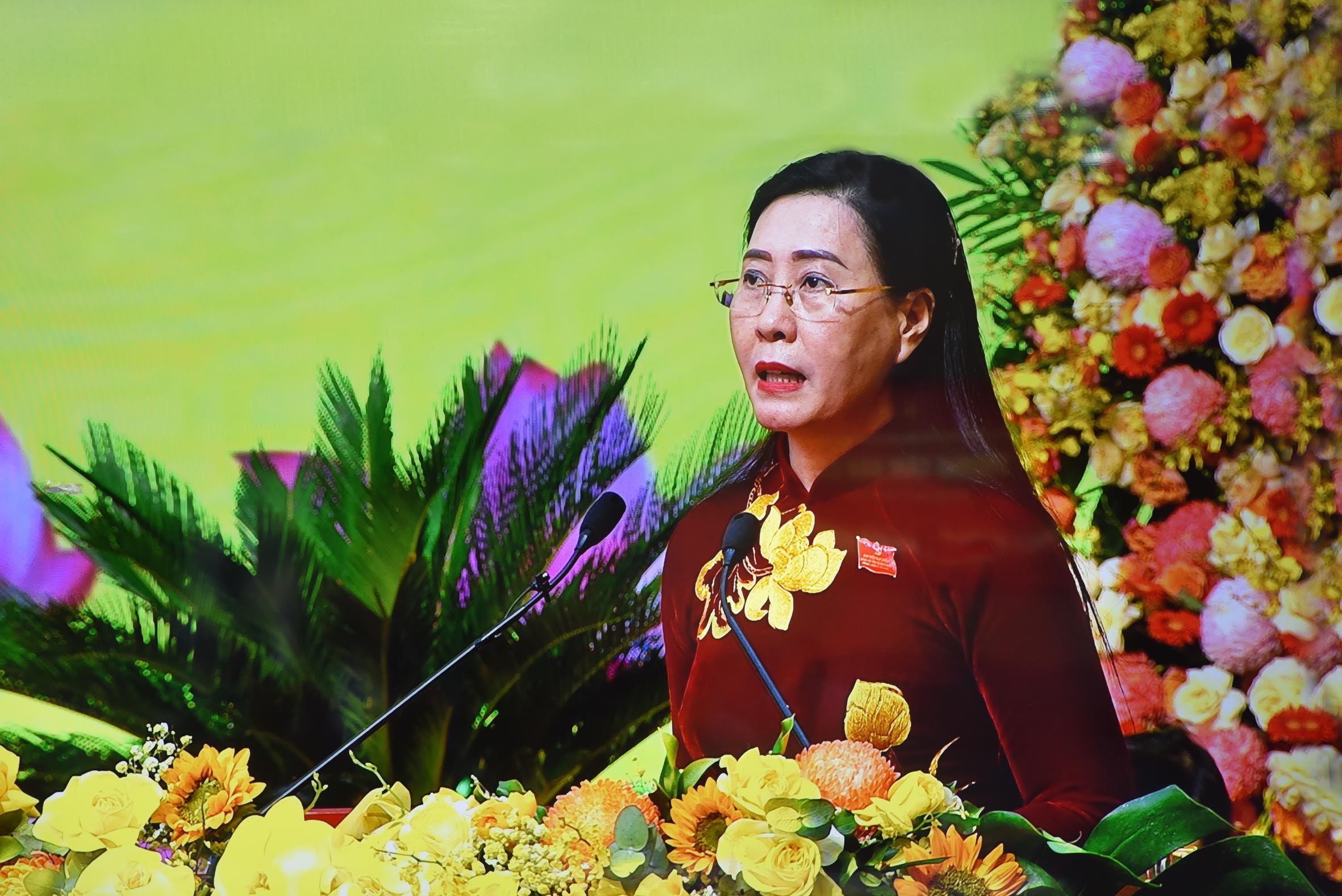 2-dong-chi-bui-thi-quynh-van-uy-vien-ban-chap-hanh-trung-uong-dang-bi-thu-tinh-uy-thay-mat-doan-chu-tich-doc-dien-van-khai-mac-dai-hoi-1757602007.jpg