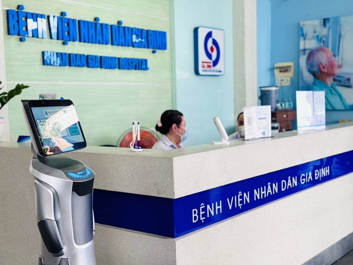 trai-nghiem-robot-huong-dan-trong-benh-vien-o-tphcm-1757676502.jpg