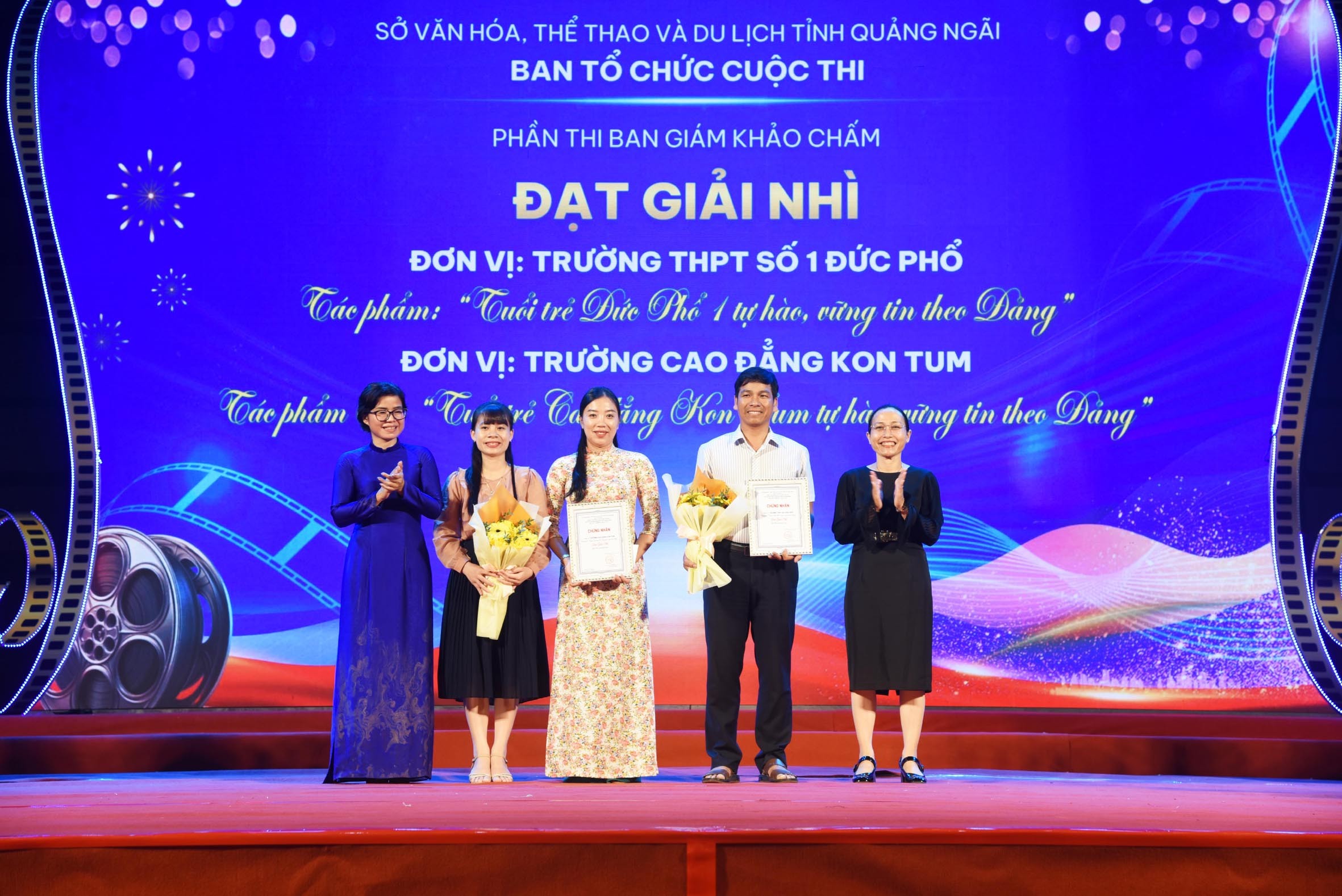 dsc-9015-ba-pham-thi-trung-giam-doc-so-vhttdl-trao-giai-nhi-cho-cac-don-vi-1757950171.jpg